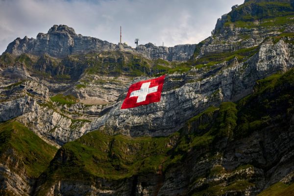 Schweizer Fahne am Felsen - Säntis Schweizer Fahne am Felsen - Säntis